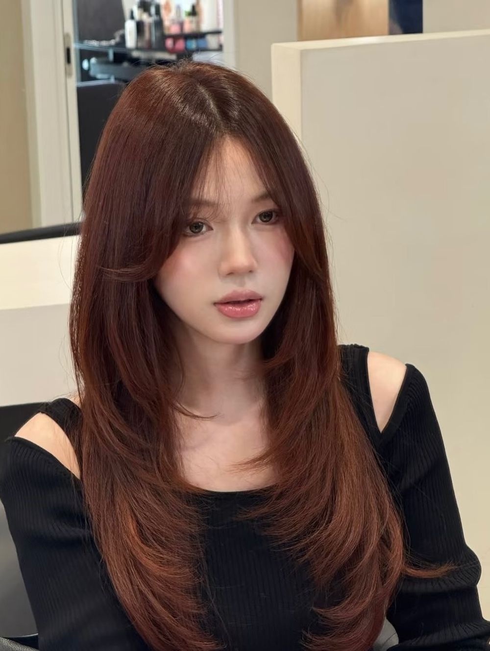 2025韓國冬季髮色圖鑑！奶霧榛果、奶茶楓糖、霧光銀棕...，全是柔霧顯白色精選、零失誤韓系氛圍感！-10