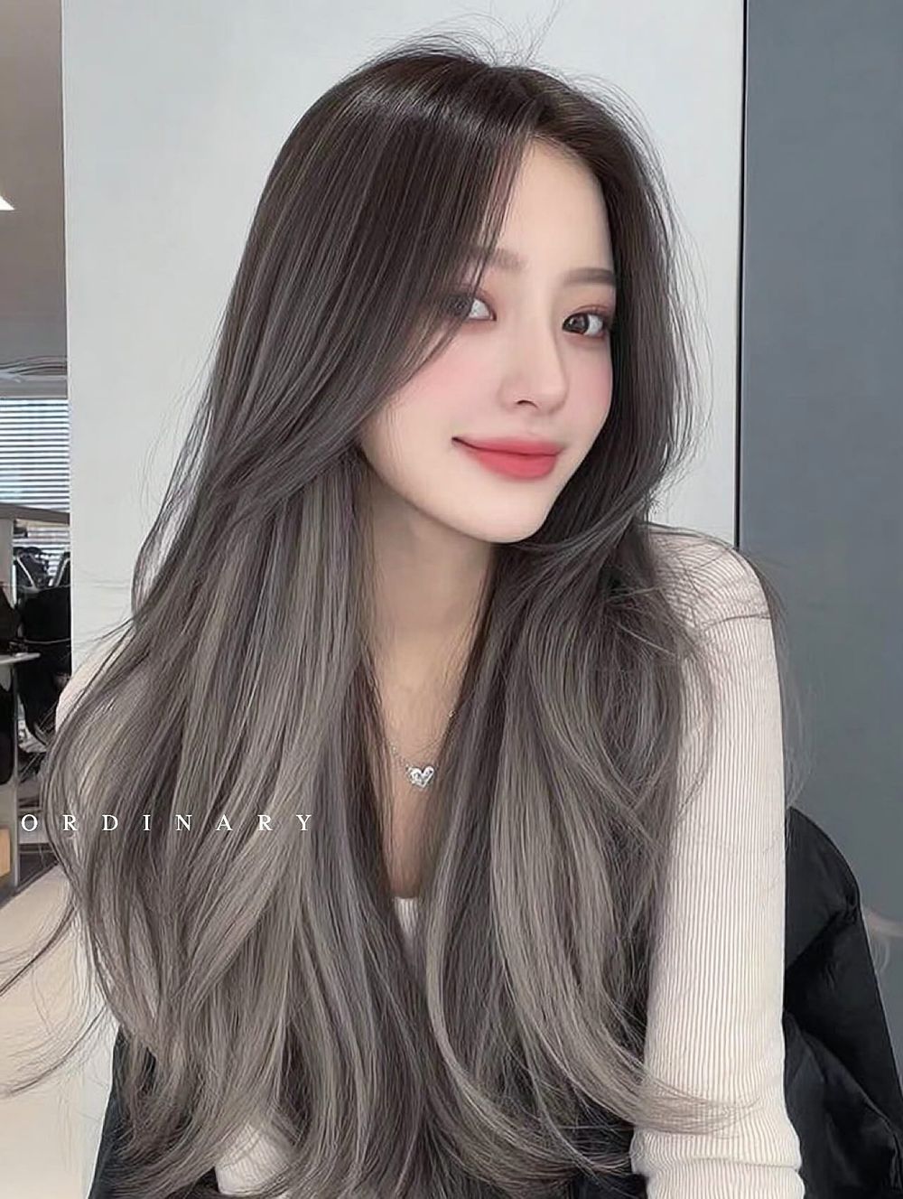 2025韓國冬季髮色圖鑑！奶霧榛果、奶茶楓糖、霧光銀棕...，全是柔霧顯白色精選、零失誤韓系氛圍感！-13