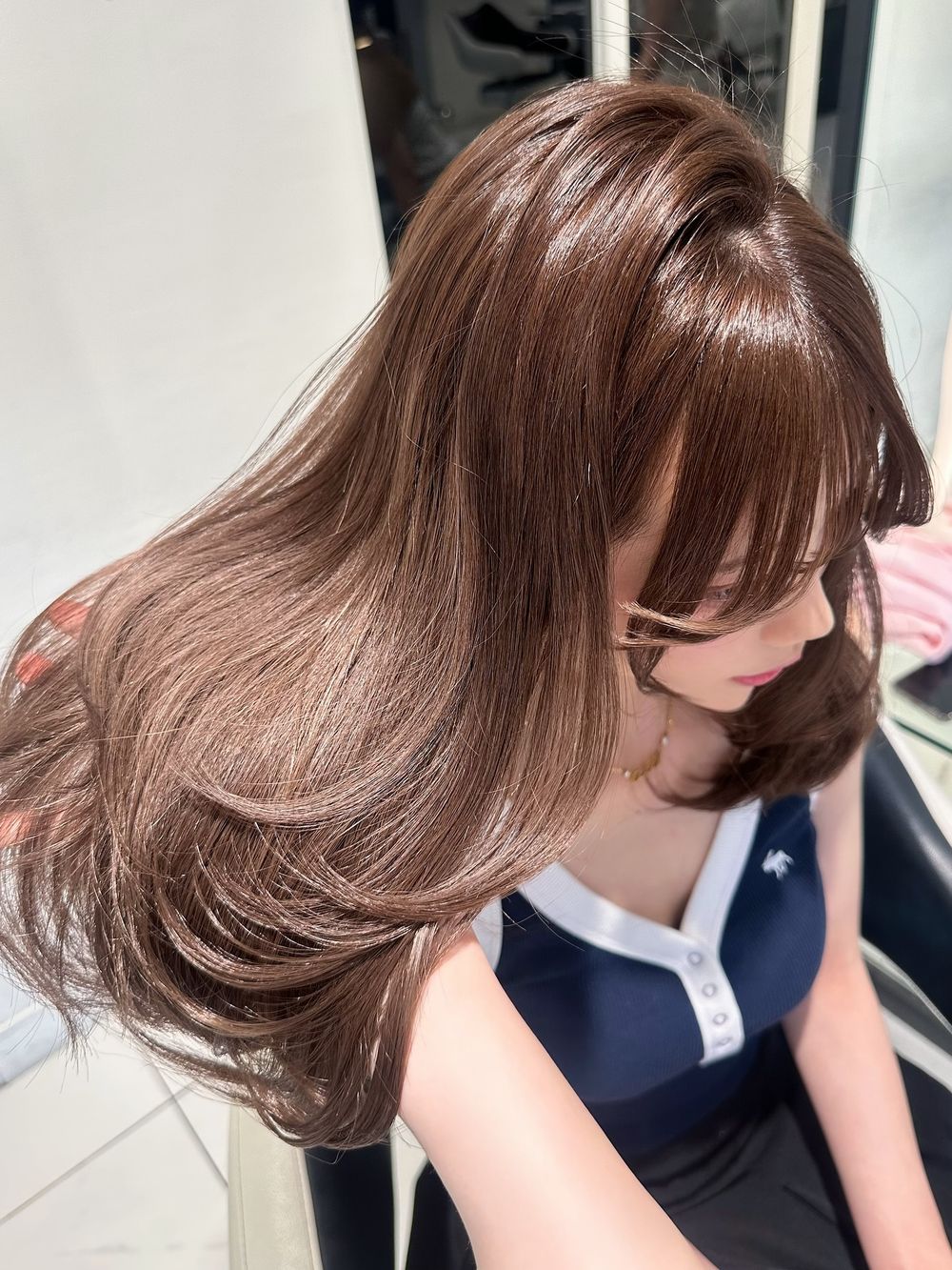 2025韓國冬季髮色圖鑑！奶霧榛果、奶茶楓糖、霧光銀棕...，全是柔霧顯白色精選、零失誤韓系氛圍感！-14