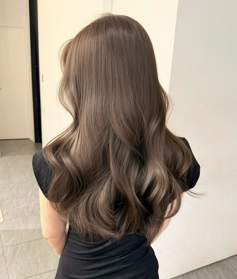 2025韓國冬季髮色圖鑑！奶霧榛果、奶茶楓糖、霧光銀棕...，全是柔霧顯白色精選、零失誤韓系氛圍感！-17