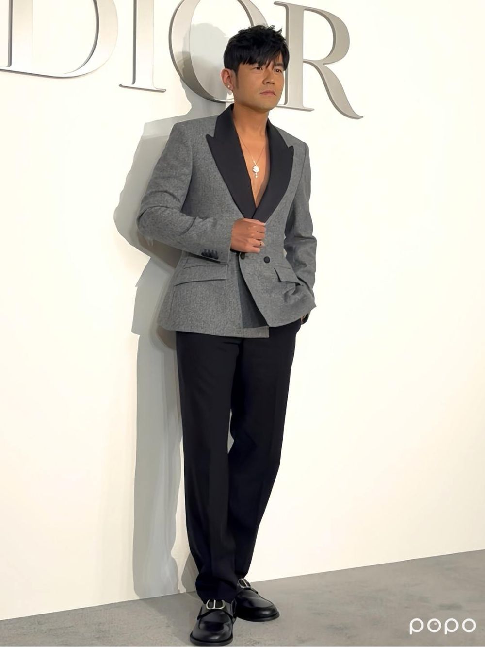 周杰倫新專輯要來了？DIOR台北101歲末活動眾星雲集！周董大露胸肌、陳庭妮秀美背...粉絲今天真滿足！-4