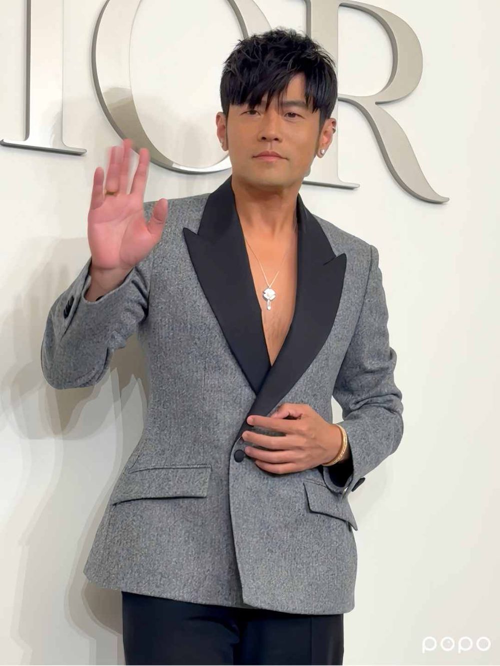 周杰倫新專輯要來了？DIOR台北101歲末活動眾星雲集！周董大露胸肌、陳庭妮秀美背...粉絲今天真滿足！-3