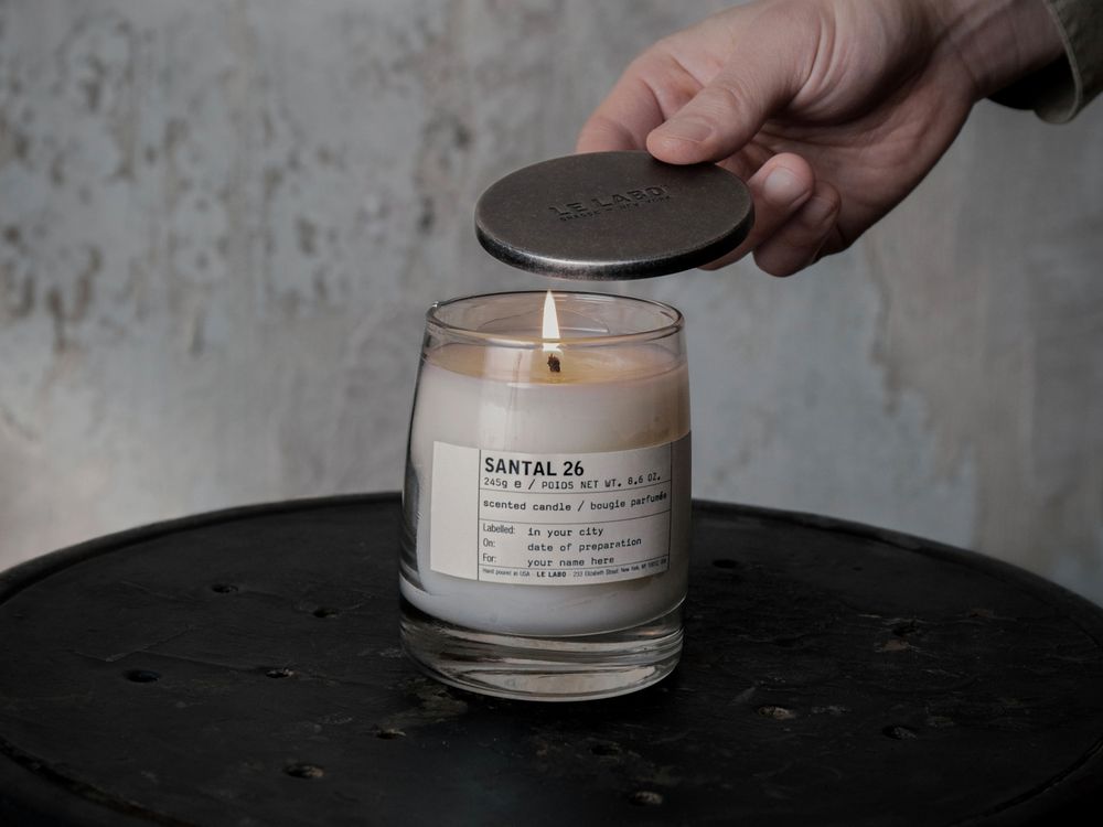 2025年末冬日香氛精選「LE LABO」香氛蠟燭5選！檀香26、絲柏21、降龍涎香17，為冷冽冬日點上帶香氣的暖意！-9