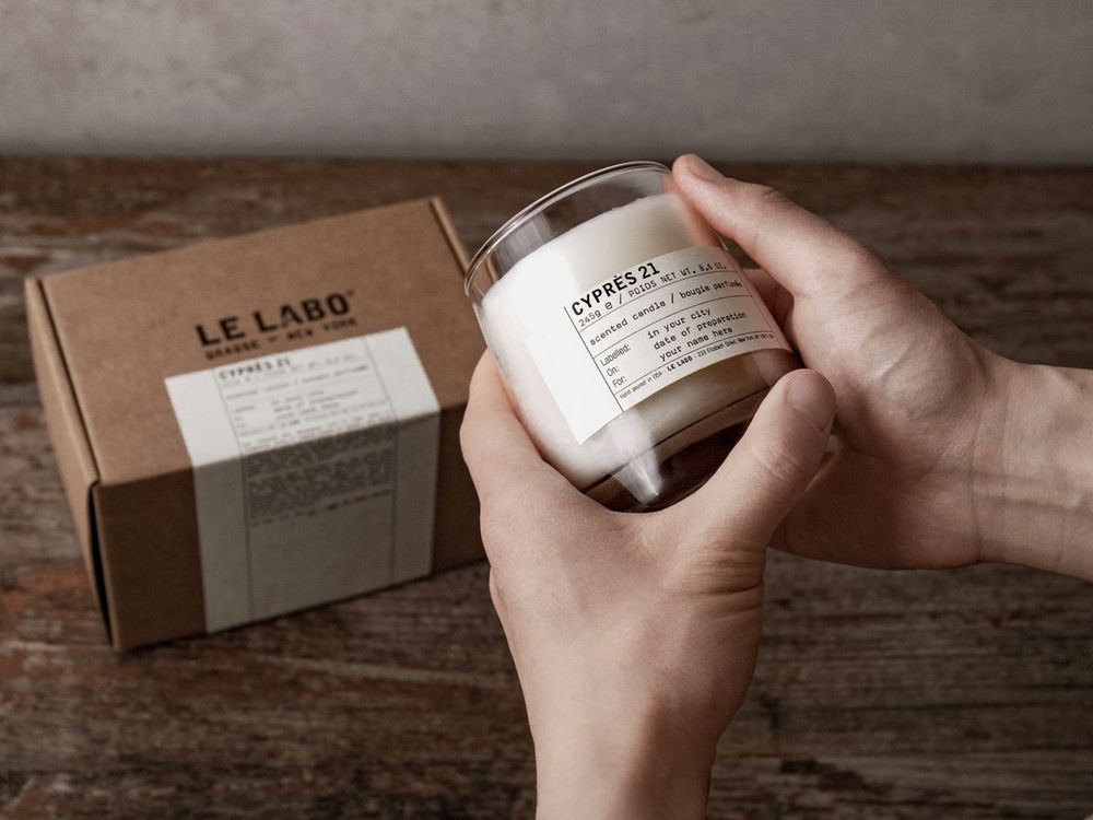2025年末冬日香氛精選「LE LABO」香氛蠟燭5選！檀香26、絲柏21、降龍涎香17，為冷冽冬日點上帶香氣的暖意！-8