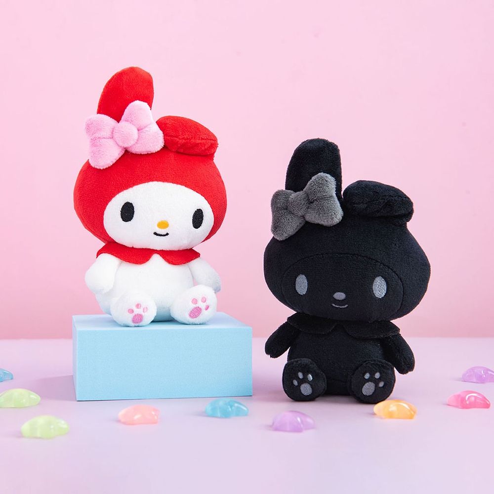 7-11開賣超可愛三麗鷗盲盒吊飾！萌翻天「全黑Hello Kitty、笑臉美樂蒂、庫巴+酷洛米」全都想收藏！-4