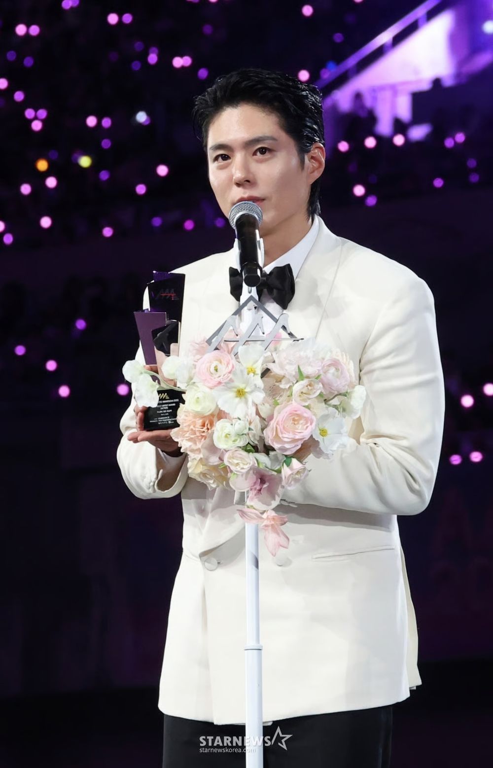 2025AAA盛典王子朴寶劍！IU＆金裕貞兩大CP合體，化身「里長伯」熱聊佐藤健、林俊傑，根本公費追星！-2