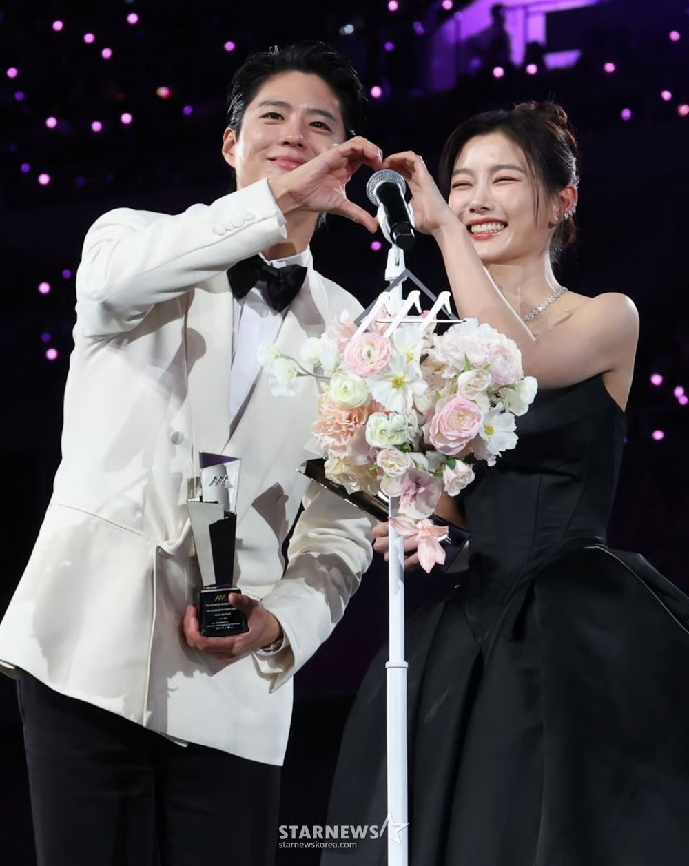 2025AAA盛典王子朴寶劍！IU＆金裕貞兩大CP合體，化身「里長伯」熱聊佐藤健、林俊傑，根本公費追星！-3