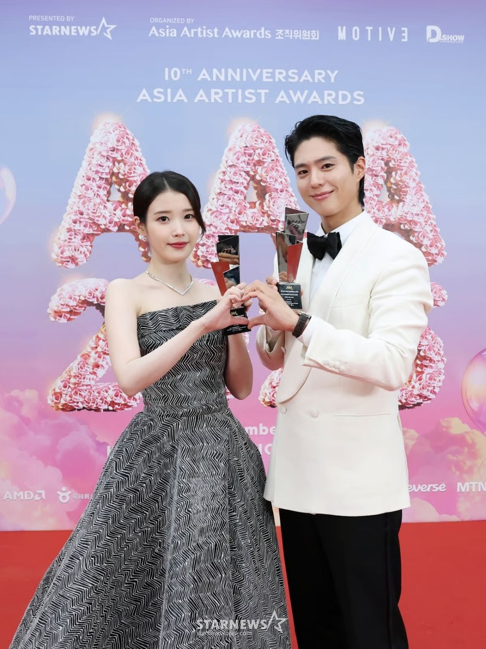 2025AAA盛典王子朴寶劍！IU＆金裕貞兩大CP合體，化身「里長伯」熱聊佐藤健、林俊傑，根本公費追星！-6