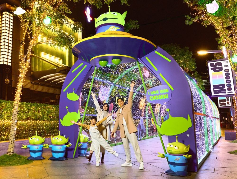 2025雙北必拍9大聖誕樹懶人包！台北101三眼怪光廊可愛翻、「這顆」飄雪水晶球+史努比雕像太萌必拍！-6