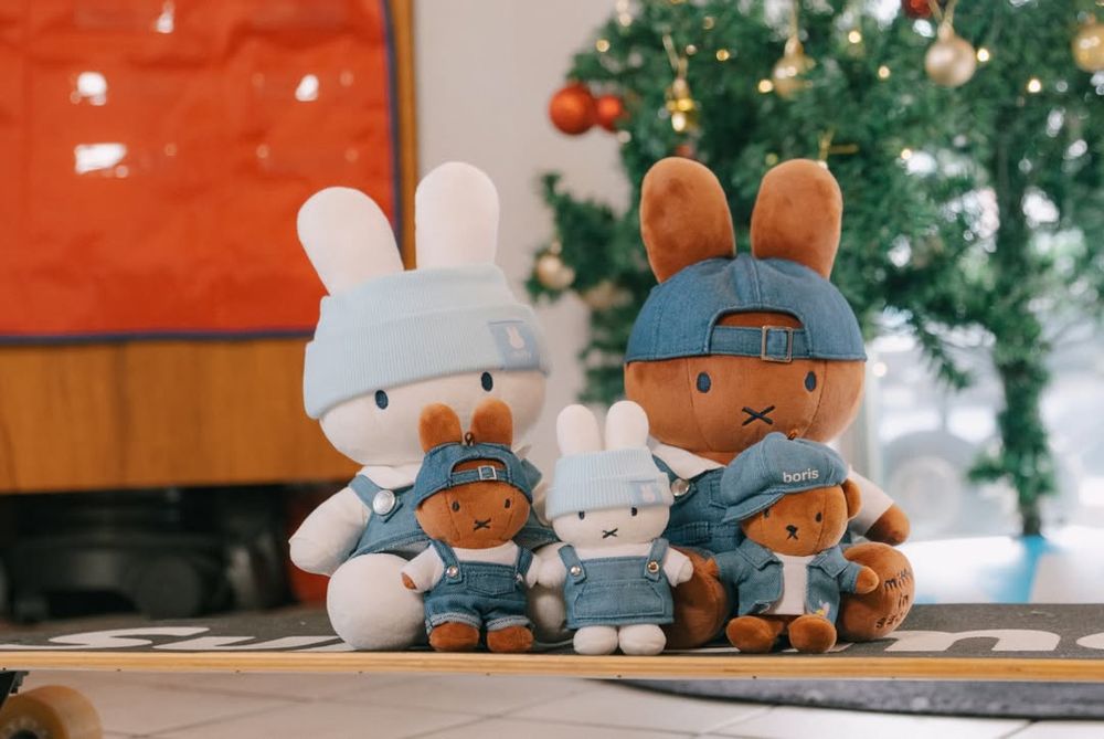 可愛發瘋！韓國首爾限定「牛仔吊帶裙米飛兔、小偷帽波里斯熊」玩偶&帆布包韓妞都狂搶！-8