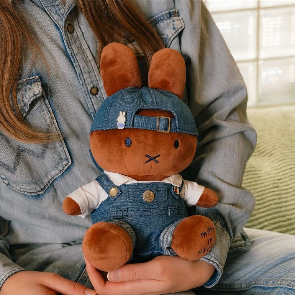 可愛發瘋！韓國首爾限定「牛仔吊帶裙米飛兔、小偷帽波里斯熊」玩偶&帆布包韓妞都狂搶！-6