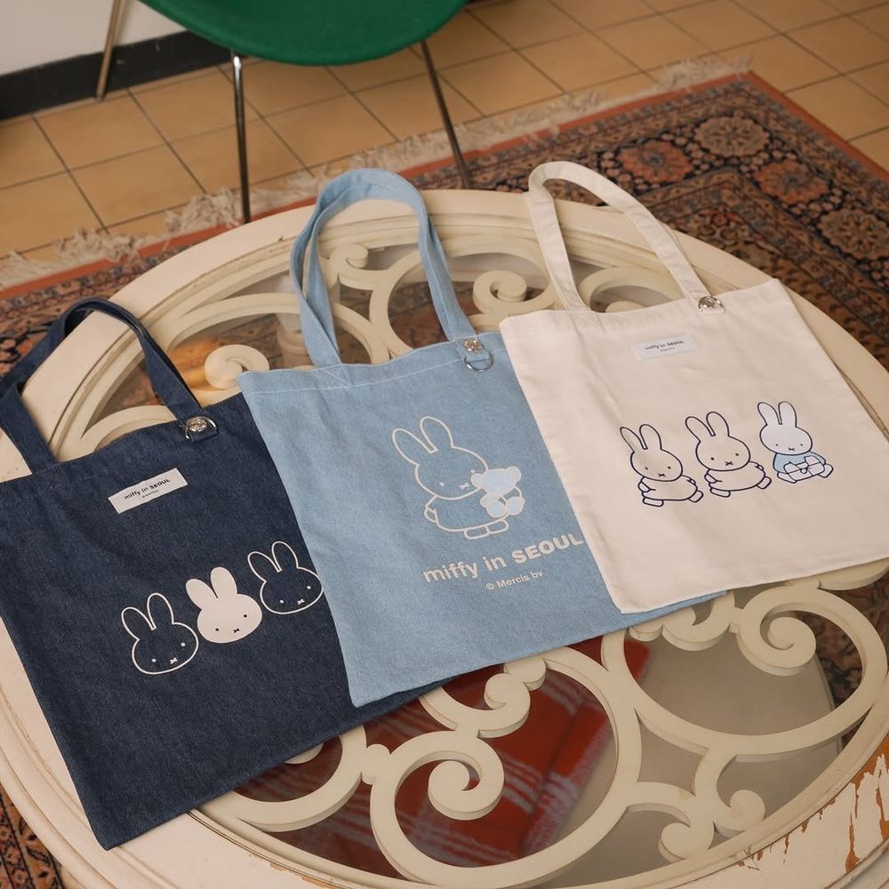 可愛發瘋！韓國首爾限定「牛仔吊帶裙米飛兔、小偷帽波里斯熊」玩偶&帆布包韓妞都狂搶！-4
