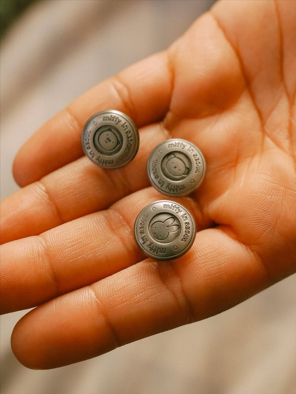 可愛發瘋！韓國首爾限定「牛仔吊帶裙米飛兔、小偷帽波里斯熊」玩偶&帆布包韓妞都狂搶！-2