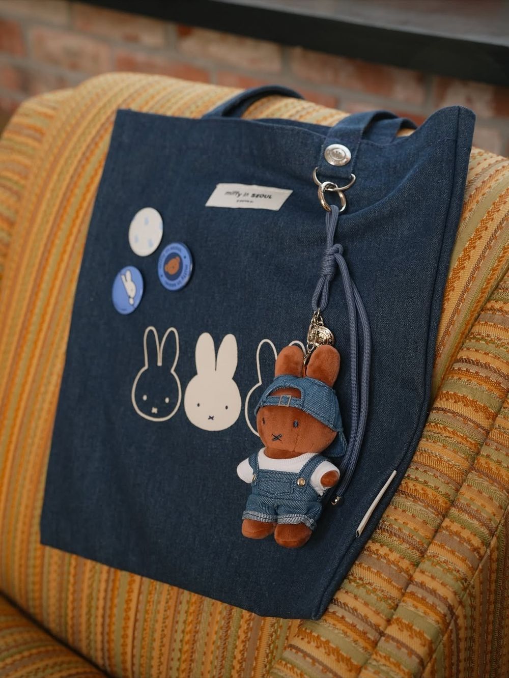 可愛發瘋！韓國首爾限定「牛仔吊帶裙米飛兔、小偷帽波里斯熊」玩偶&帆布包韓妞都狂搶！-3