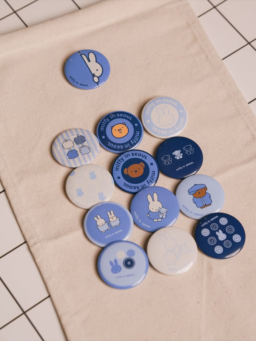 可愛發瘋！韓國首爾限定「牛仔吊帶裙米飛兔、小偷帽波里斯熊」玩偶&帆布包韓妞都狂搶！-13