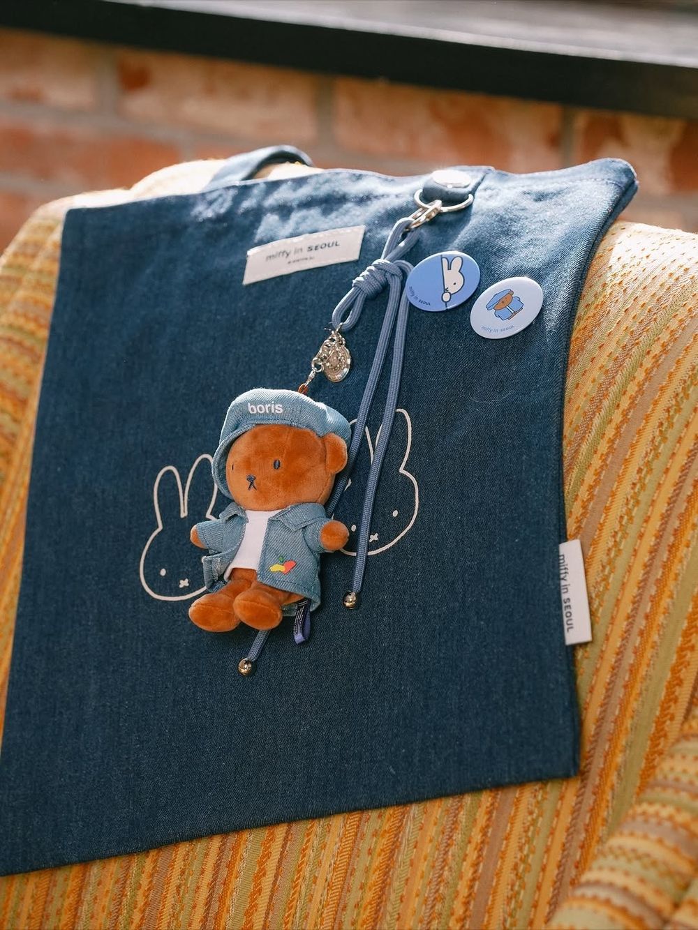 可愛發瘋！韓國首爾限定「牛仔吊帶裙米飛兔、小偷帽波里斯熊」玩偶&帆布包韓妞都狂搶！-7