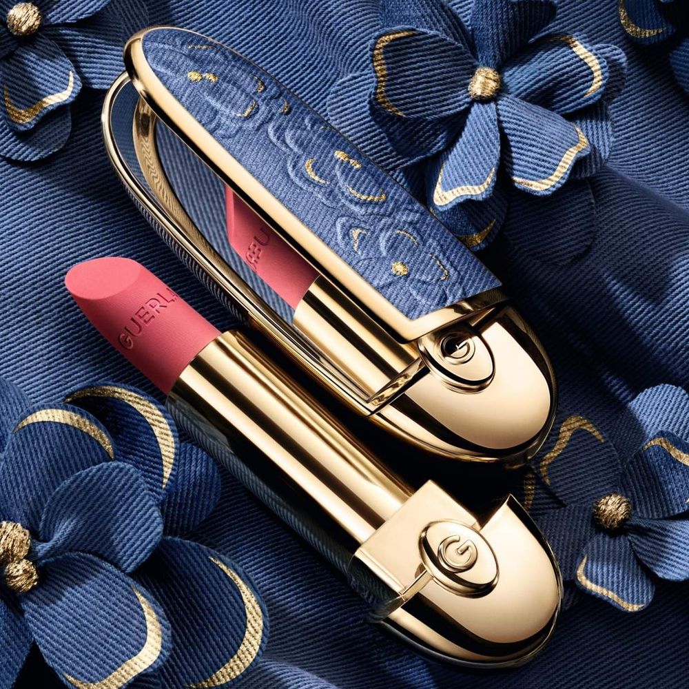 2026春季限量彩妝推薦！嬌蘭紅寶之吻唇膏、眼影盤換上珍稀緹花丹寧外殼，幻彩蜜粉球首加入淺藍粉珠，冷白膚色必收！-3