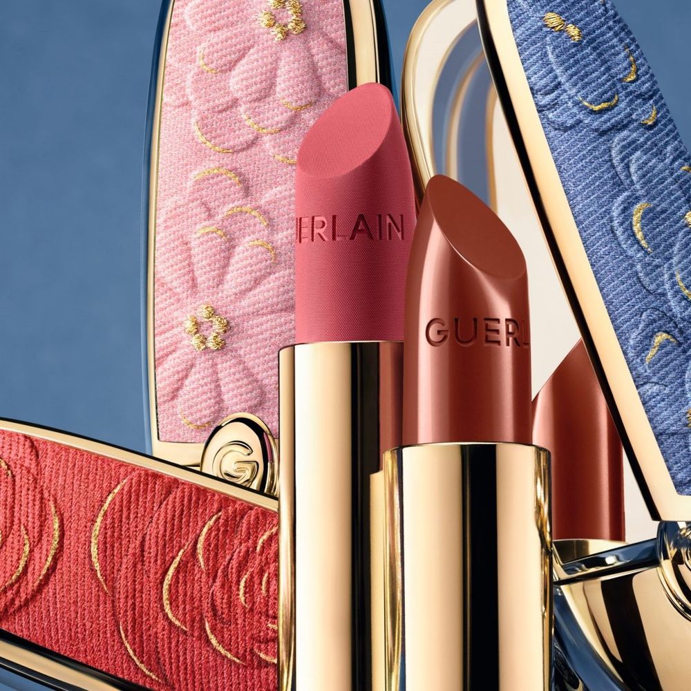 2026春季限量彩妝推薦！嬌蘭紅寶之吻唇膏、眼影盤換上珍稀緹花丹寧外殼，幻彩蜜粉球首加入淺藍粉珠，冷白膚色必收！-4