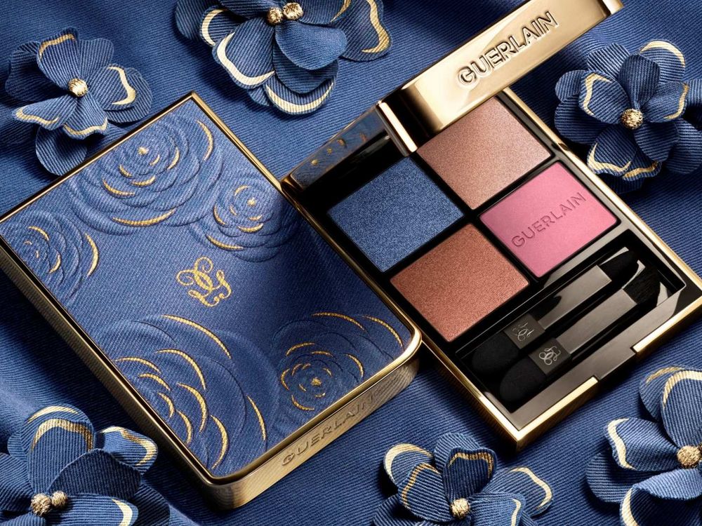 2026春季限量彩妝推薦！嬌蘭紅寶之吻唇膏、眼影盤換上珍稀緹花丹寧外殼，幻彩蜜粉球首加入淺藍粉珠，冷白膚色必收！-11