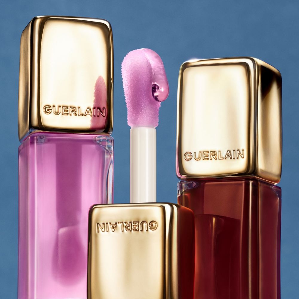 2026春季限量彩妝推薦！嬌蘭紅寶之吻唇膏、眼影盤換上珍稀緹花丹寧外殼，幻彩蜜粉球首加入淺藍粉珠，冷白膚色必收！-12