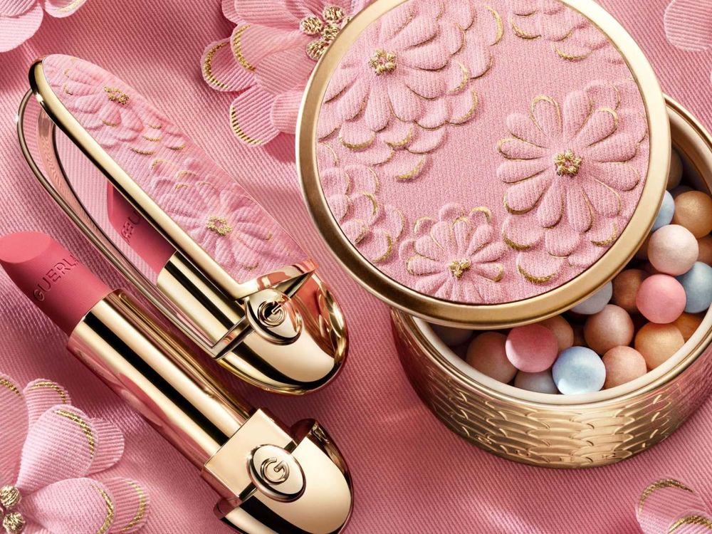 2026春季限量彩妝推薦！嬌蘭紅寶之吻唇膏、眼影盤換上珍稀緹花丹寧外殼，幻彩蜜粉球首加入淺藍粉珠，冷白膚色必收！-15