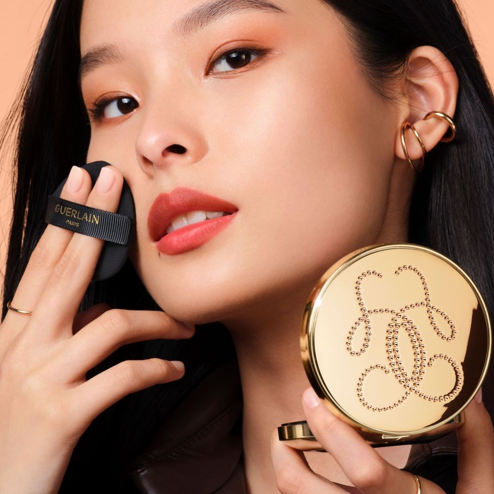 嬌蘭24K純金底妝重磅新員駕到！全新「光透精華氣墊」全新奢養配方、上妝兼保養，一抹絕美輕盈水光、膚質宛如高奢珠寶！-9