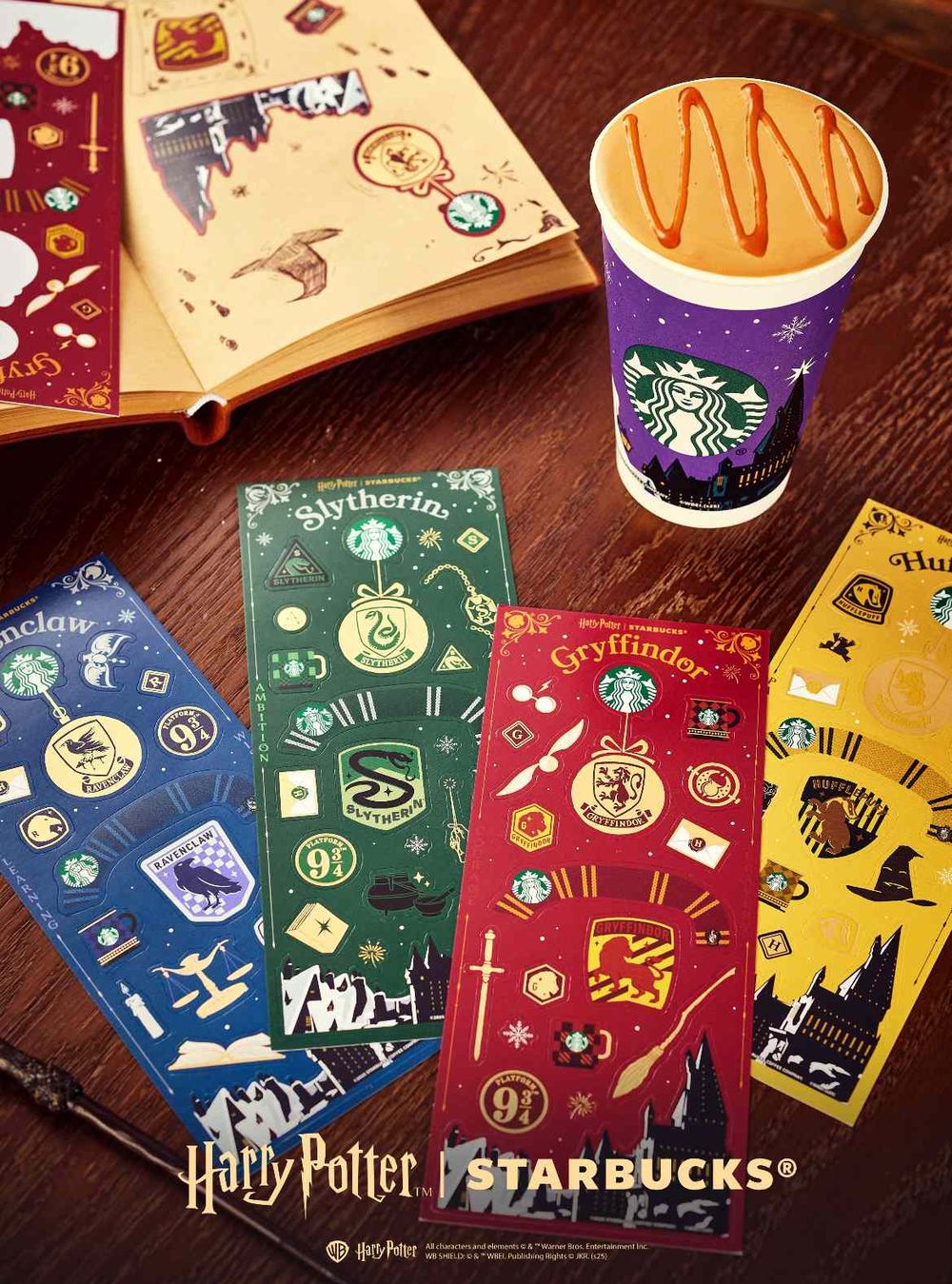 星巴克跟哈利波特聯名了！「四大學院馬克杯、霍格華茲學院玻璃杯、魔法師小熊吊飾」全都太想買！-5