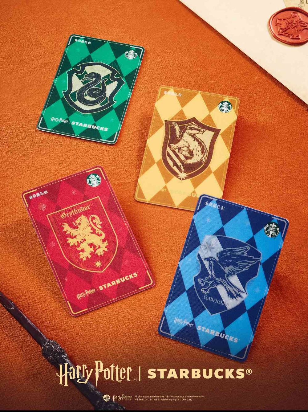 星巴克跟哈利波特聯名了！「四大學院馬克杯、霍格華茲學院玻璃杯、魔法師小熊吊飾」全都太想買！-8