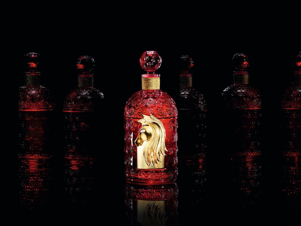 2026馬年高訂香水首發！嬌蘭限量「摯紅幸運淡香精」24K金＋施華洛世奇水晶馬首瓶身，奢華香氛天花板非它莫屬！-4
