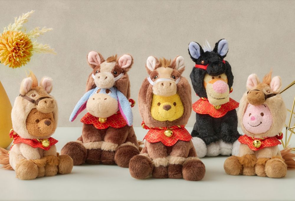 2026馬年限定小熊維尼周邊來了！超可愛「白色小馬維尼玩偶、淺棕馬小豬絨毛吊飾」全都要收藏！-11
