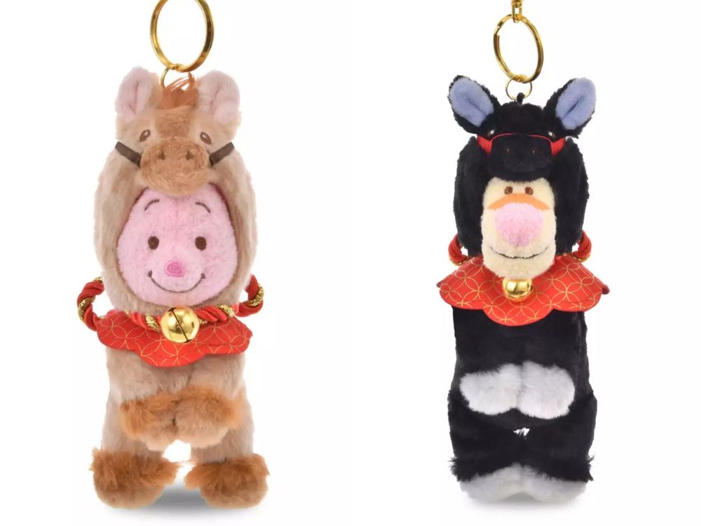 2026馬年限定小熊維尼周邊來了！超可愛「白色小馬維尼玩偶、淺棕馬小豬絨毛吊飾」全都要收藏！-6