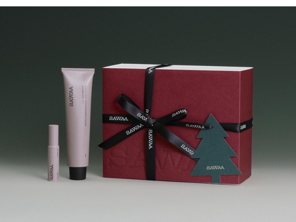 木質調香氛迷命定年末禮盒！SAWAA經典暖衫護髮油＋去角質沐浴露入組，全新「微光身體乳」睡前好眠必備！-9