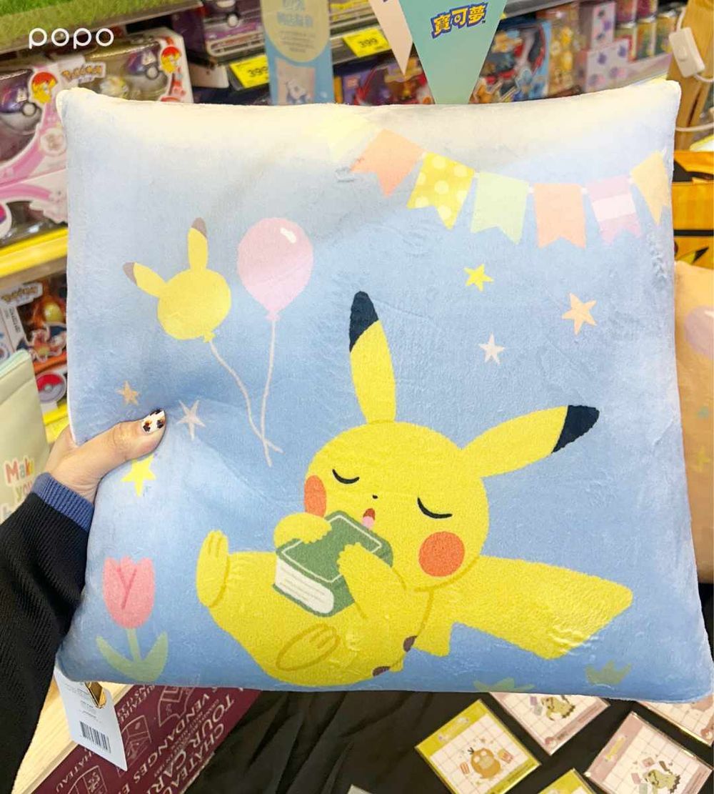 家樂福最新加價購小物是寶可夢！超可愛「皮卡丘&卡比獸雙面抱枕毯、胖丁晴雨兩用傘」全都想要！-4