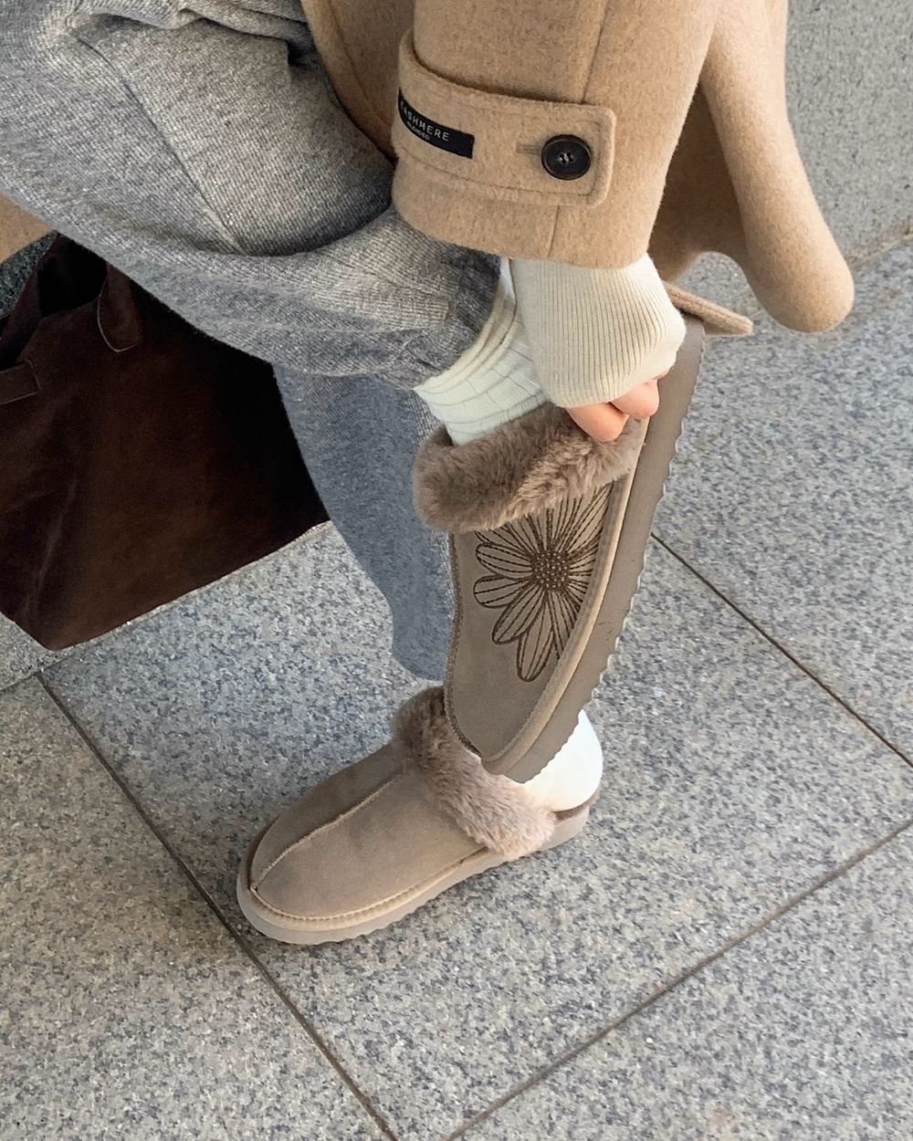 韓妞圈紅爆！Mardi小雛菊毛毛拖台灣也有了！「瘦瘦版型、駝棕色系」價格一千多很可以！-9