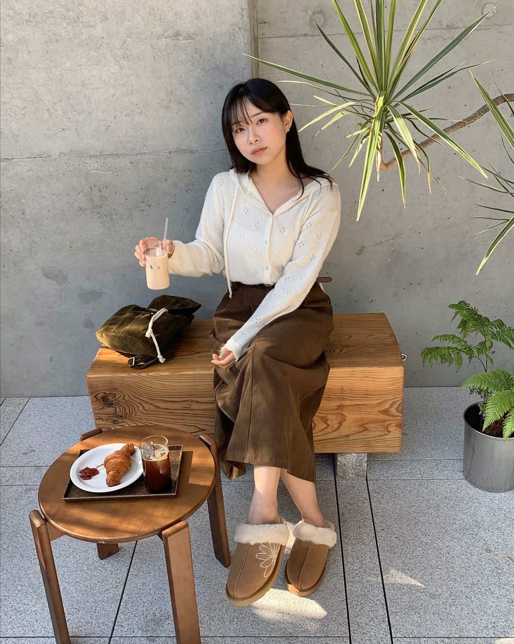 韓妞圈紅爆！Mardi小雛菊毛毛拖台灣也有了！「瘦瘦版型、駝棕色系」價格一千多很可以！-8