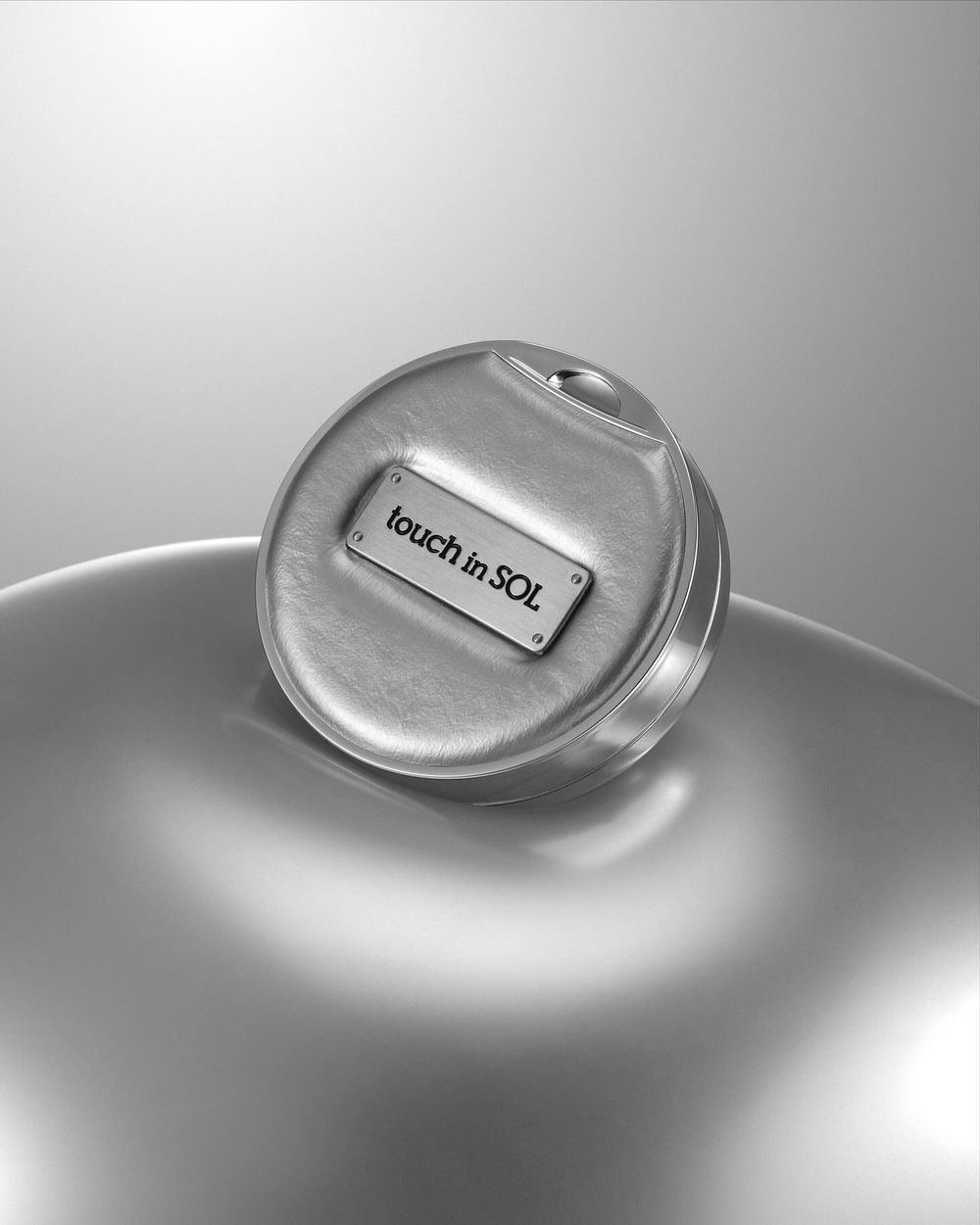 韓系底妝變成爆款小包包！Gen Z必備最潮吊飾氣墊粉餅，精品皮革外型＋潮流金屬LOGO標牌，柔霧潤光兩種妝感任你挑！-3