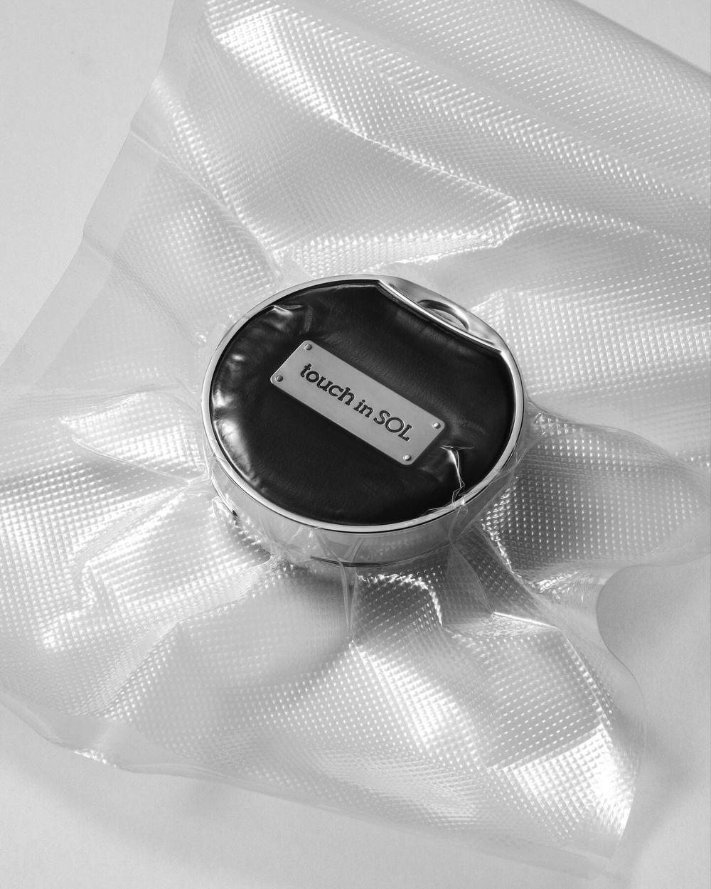 韓系底妝變成爆款小包包！Gen Z必備最潮吊飾氣墊粉餅，精品皮革外型＋潮流金屬LOGO標牌，柔霧潤光兩種妝感任你挑！-2