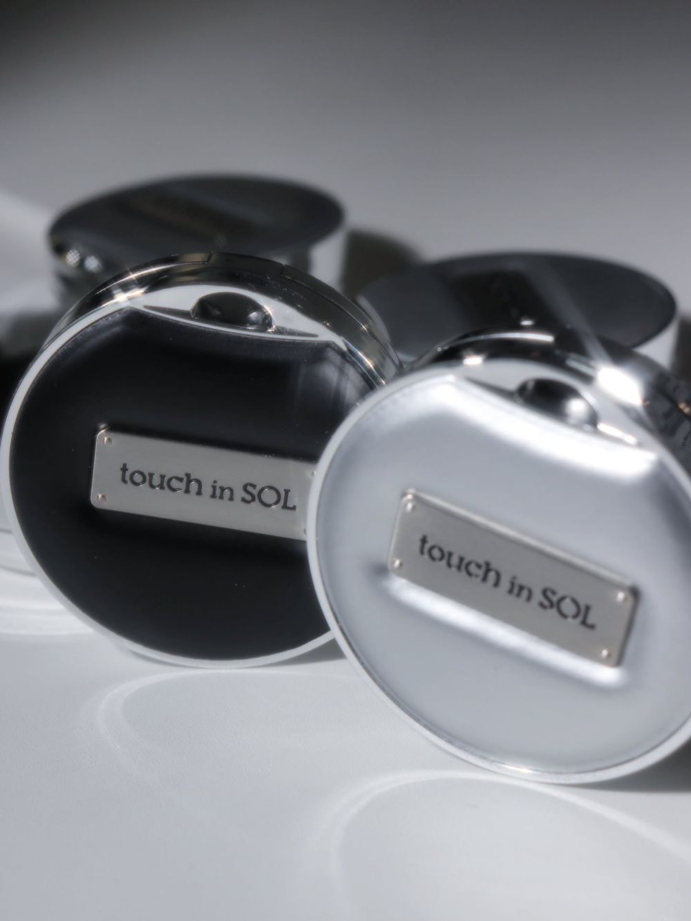 韓系底妝變成爆款小包包！Gen Z必備最潮吊飾氣墊粉餅，精品皮革外型＋潮流金屬LOGO標牌，柔霧潤光兩種妝感任你挑！-4