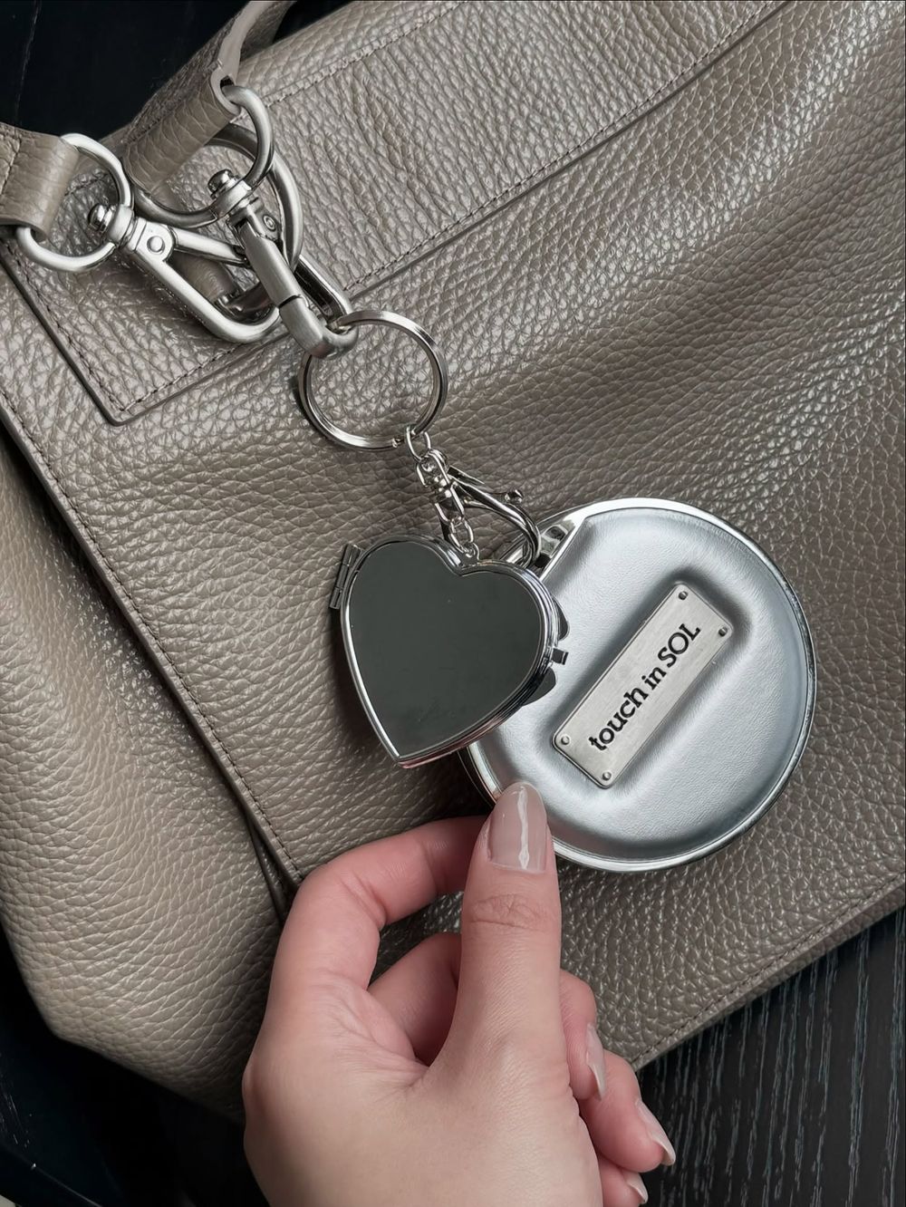 韓系底妝變成爆款小包包！Gen Z必備最潮吊飾氣墊粉餅，精品皮革外型＋潮流金屬LOGO標牌，柔霧潤光兩種妝感任你挑！-5