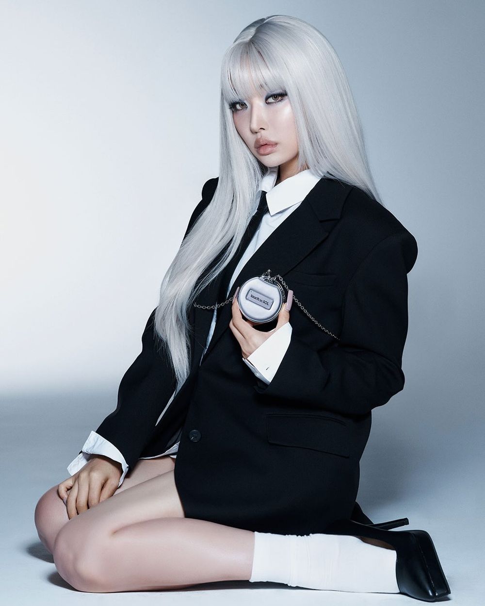 韓系底妝變成爆款小包包！Gen Z必備最潮吊飾氣墊粉餅，精品皮革外型＋潮流金屬LOGO標牌，柔霧潤光兩種妝感任你挑！-10