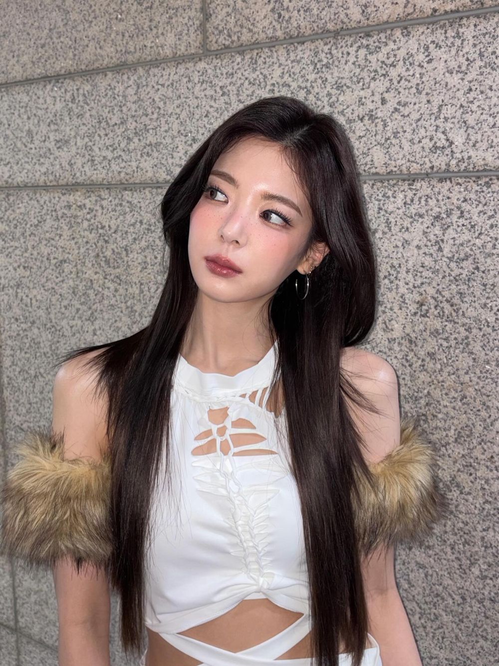 韓網票選6位擁有「最美肩線」女偶像！Jennie直角肩太完美，寧寧、Lia美到被網友狂讚！-5