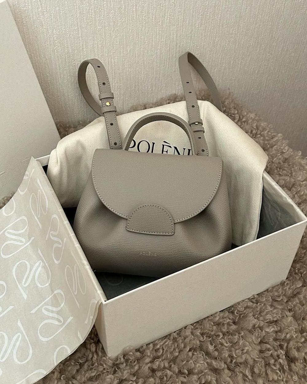 入坑就回不去！法國小眾牌Polène「7大必買爆款包」一次看！TXT秀彬同款巴黎總店也搶翻！-11