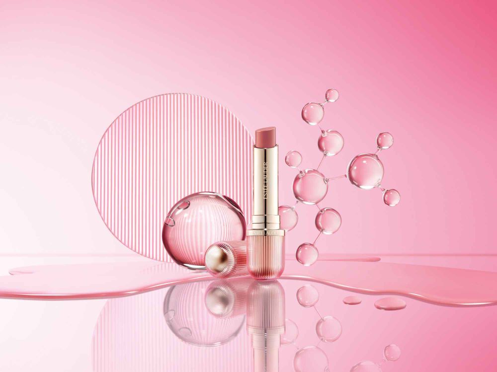 IU愛牌再推果凍唇天花板！雅詩蘭黛「粉保濕嫩唇膏」號稱沙漠乾唇救星，一抹融化潤澤，必收透明感寶寶藍、鮮嫩櫻花粉！-2