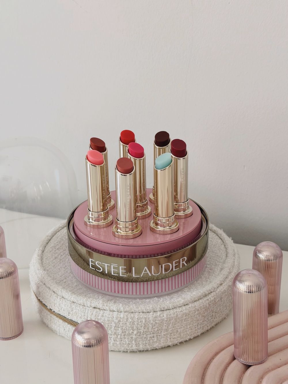 IU愛牌再推果凍唇天花板！雅詩蘭黛「粉保濕嫩唇膏」號稱沙漠乾唇救星，一抹融化潤澤，必收透明感寶寶藍、鮮嫩櫻花粉！-8