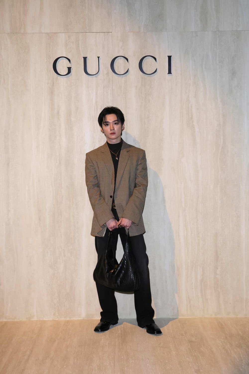 GUCCI大秀前排讓人瘋掉！「雕刻美男」SKZ李旻浩帥得太權威！aespa寧寧化身摩登女郎、氣場全開！-5