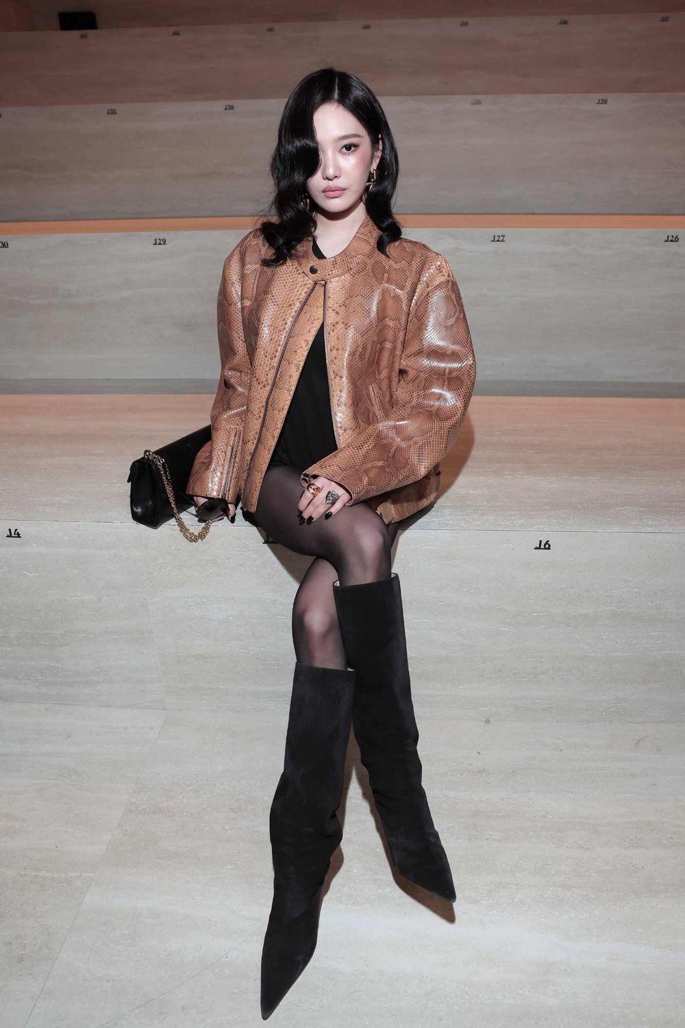 GUCCI大秀前排讓人瘋掉！「雕刻美男」SKZ李旻浩帥得太權威！aespa寧寧化身摩登女郎、氣場全開！-7