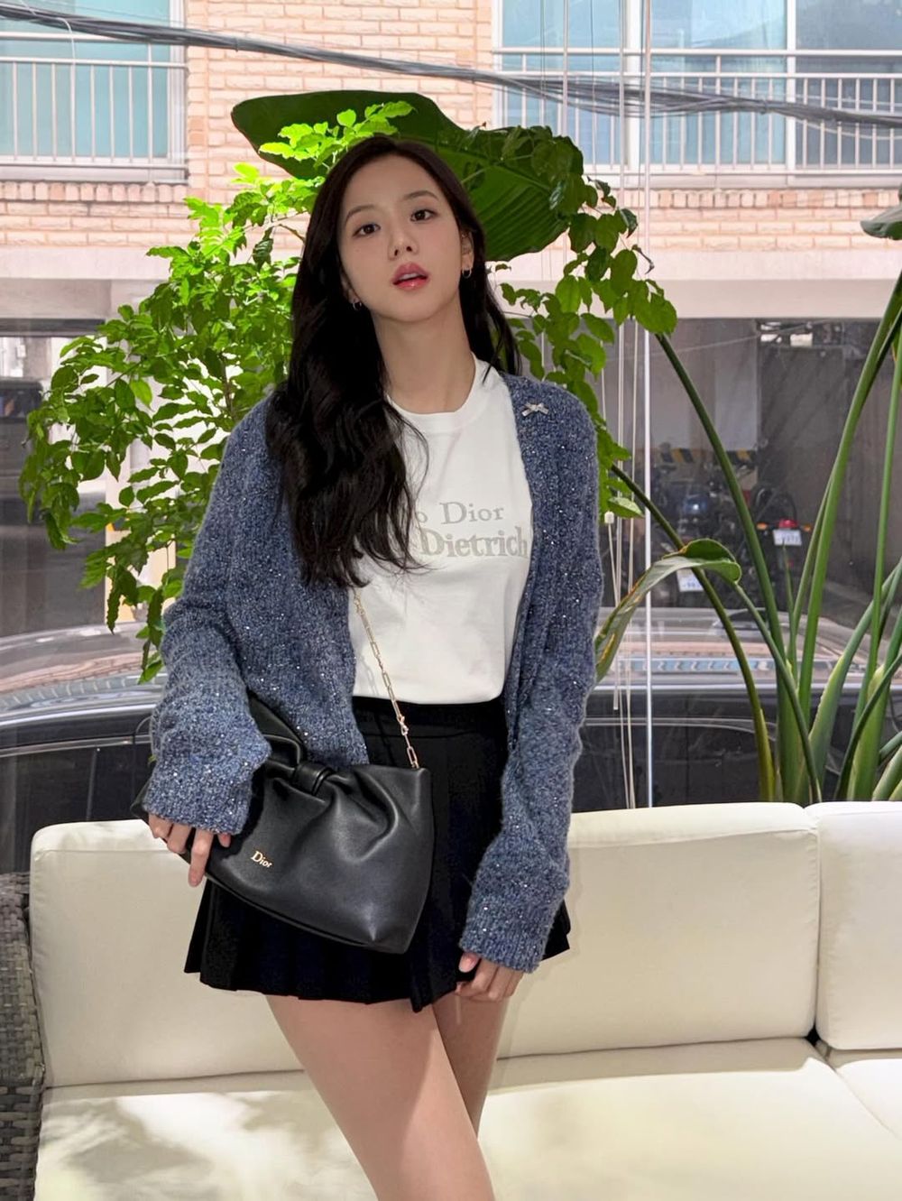 DIOR長公主Jisoo出發巴黎大秀！機場「元氣少女風」全網大讚！零疲態美貌果然是頂級門面！-5