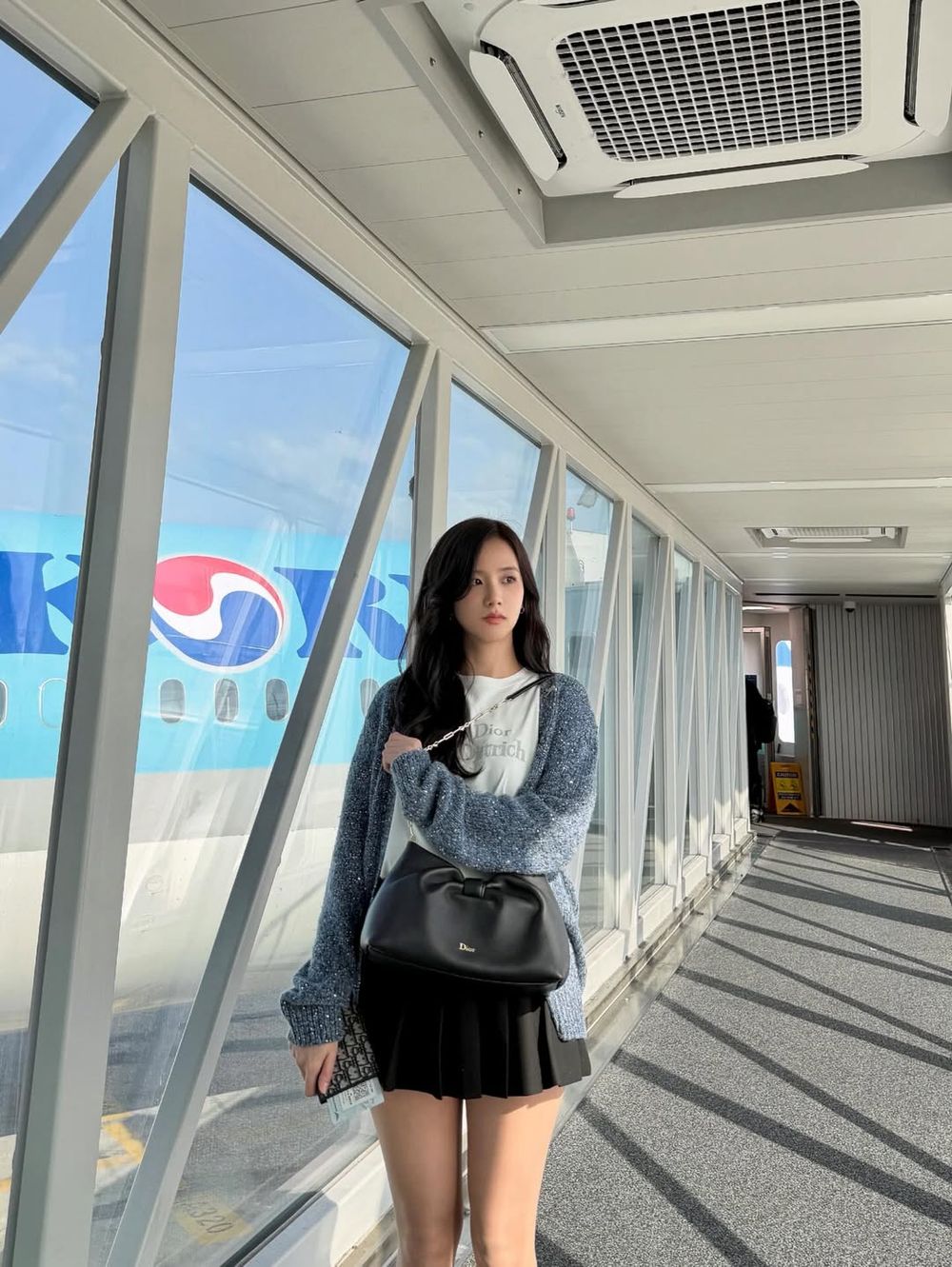 DIOR長公主Jisoo出發巴黎大秀！機場「元氣少女風」全網大讚！零疲態美貌果然是頂級門面！-6