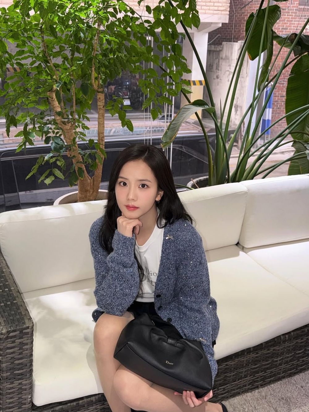 DIOR長公主Jisoo出發巴黎大秀！機場「元氣少女風」全網大讚！零疲態美貌果然是頂級門面！-4