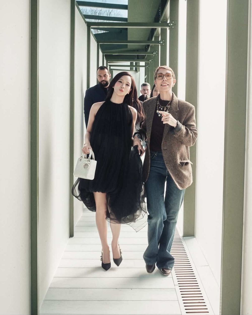 Dior大秀亮點看不完！長公主Jisoo特級待遇曝光、鉉辰「立體精緻神顏」根本王子歸來！-13